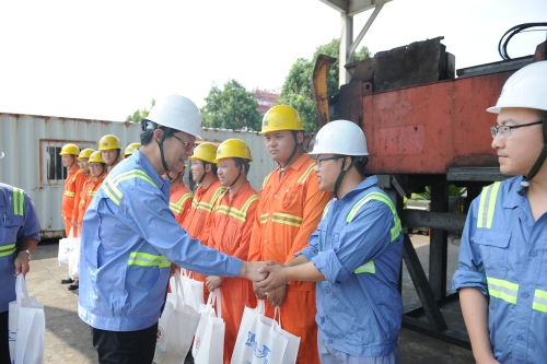 宫黎明慰问一线员工