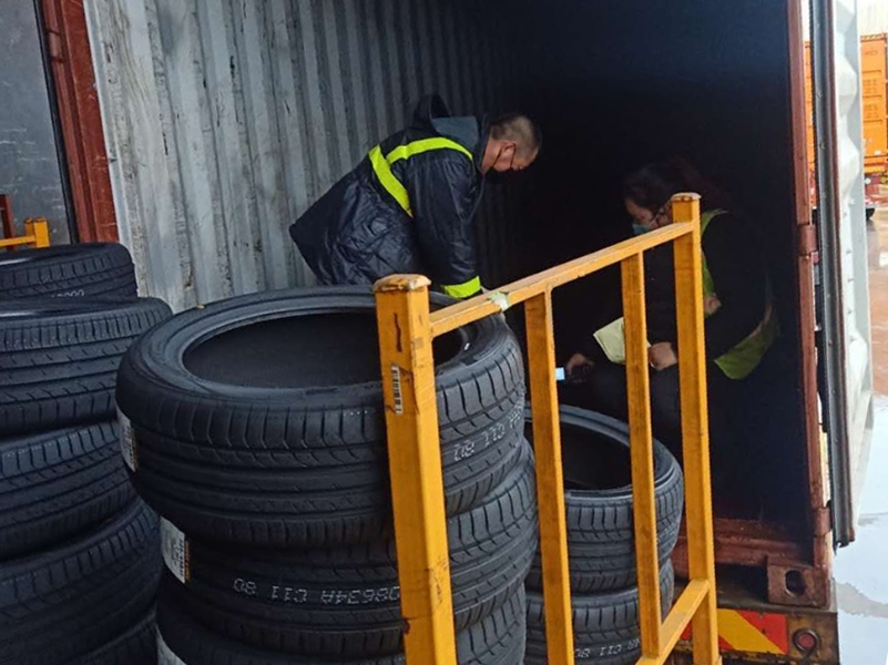 搬运轮胎