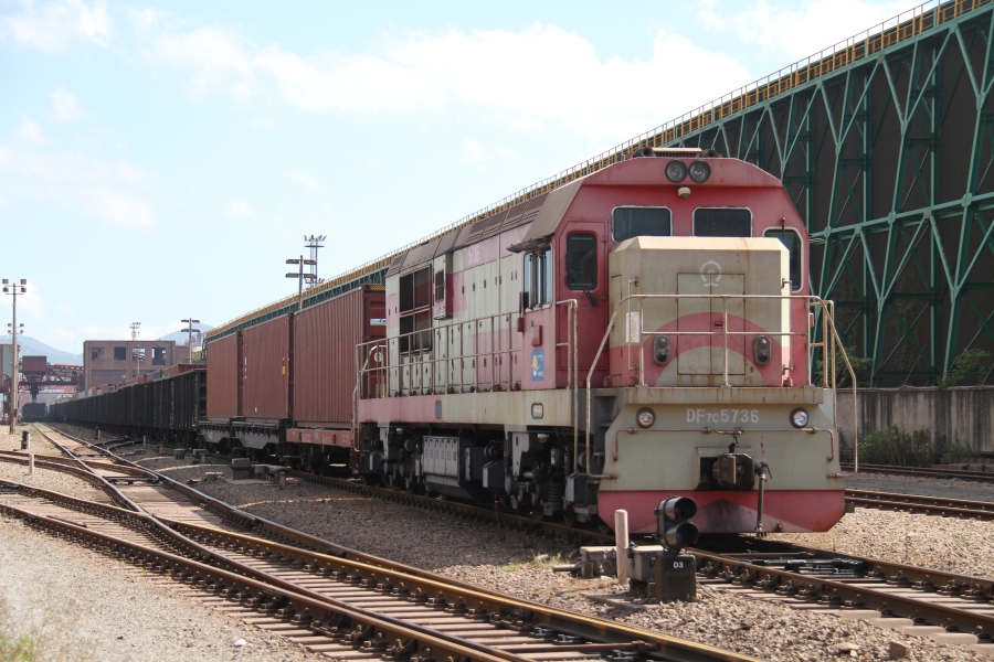 图为集装箱海铁联运班列出站场景，毛培竹摄