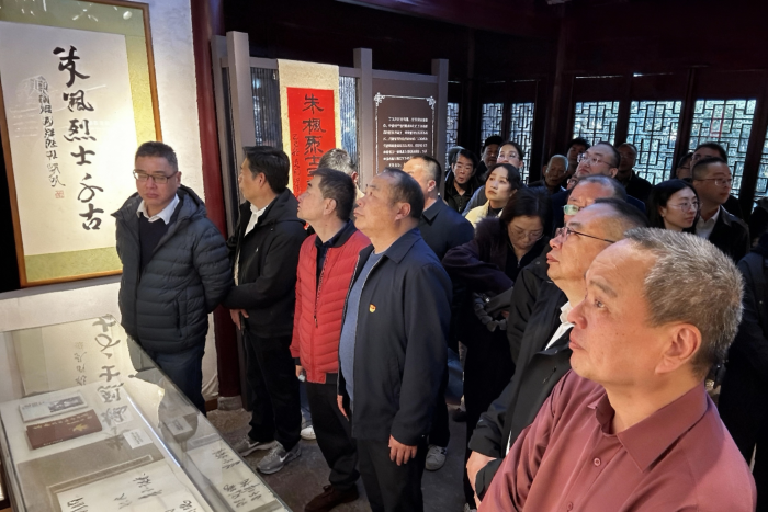 jimeng-2025-12-16-9472-把图中中间位置男士的手从裤子口袋里拿出来，让双手自然垂于身体两侧，保持人物姿态和...